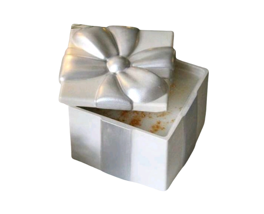 13 Square Bow Candle - Image 1