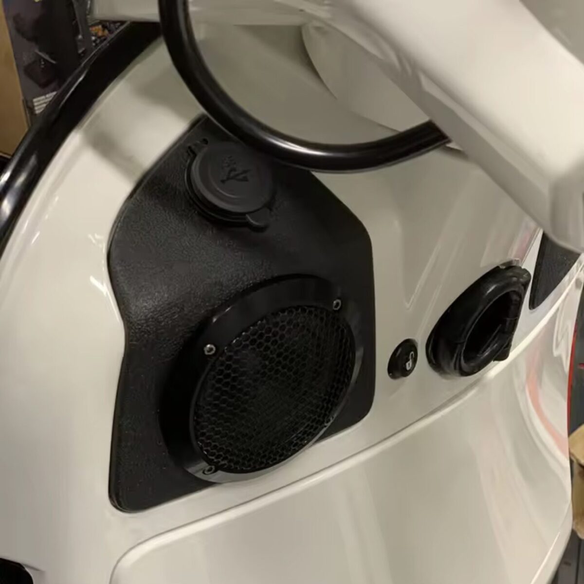 Screenshot Vespa GTS 300 250 125 Bluetooth Audio Music Sound Amplifier Speakers USB Charger