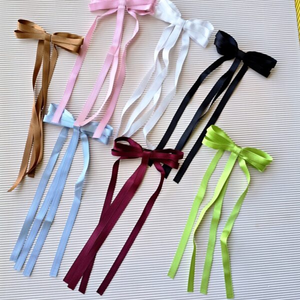 B.Dangling bows