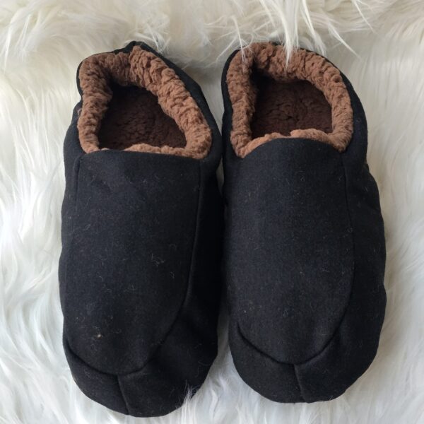 Home Slippers: (men) Black