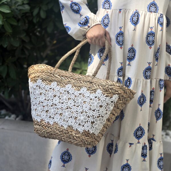 Woven Beach Basket: White daisies