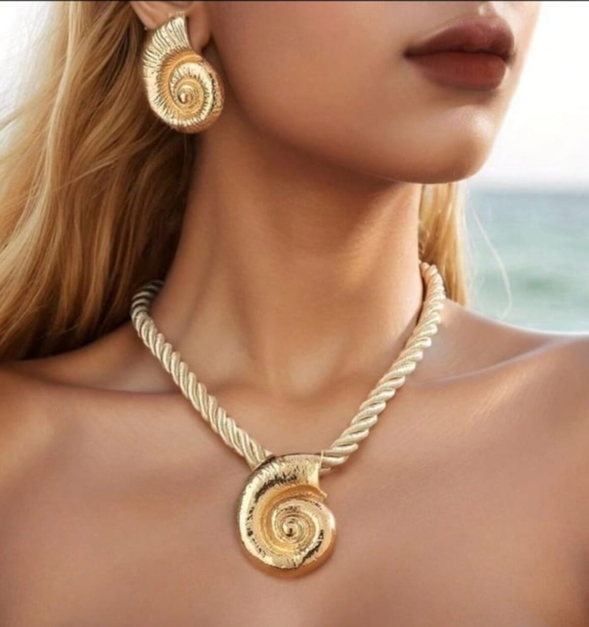 1001784028 Golden Nautilus Set: Earrings & Necklace