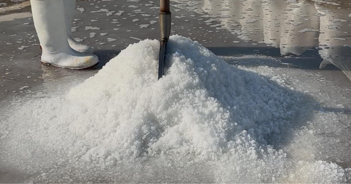 Salt-making ponds and natural crystallization
