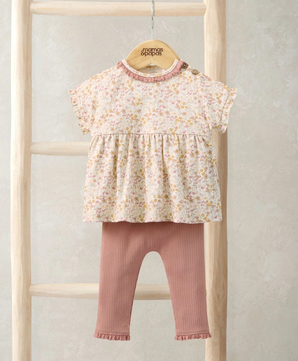 S42LL9PB2_99422d13-626a-4d68-abe9-a3834816bb15 Ditsy T-Shirt & Leggings Outfit Set