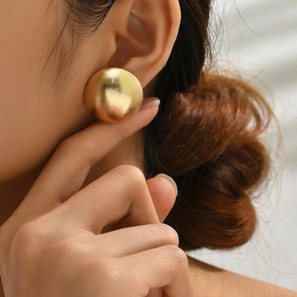 Round Shaped Earrings: Gold